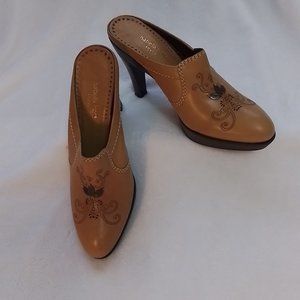 ISABELLA  FIORE LEATHER MULES 8